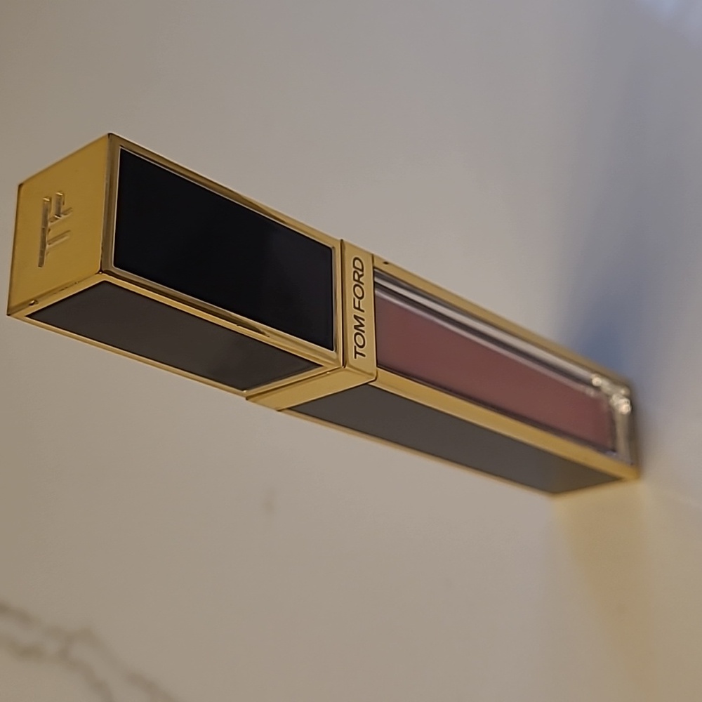 Tom Ford Glossy Lip Lacquer — Vivid Coral Orange - Picture 3 of 5